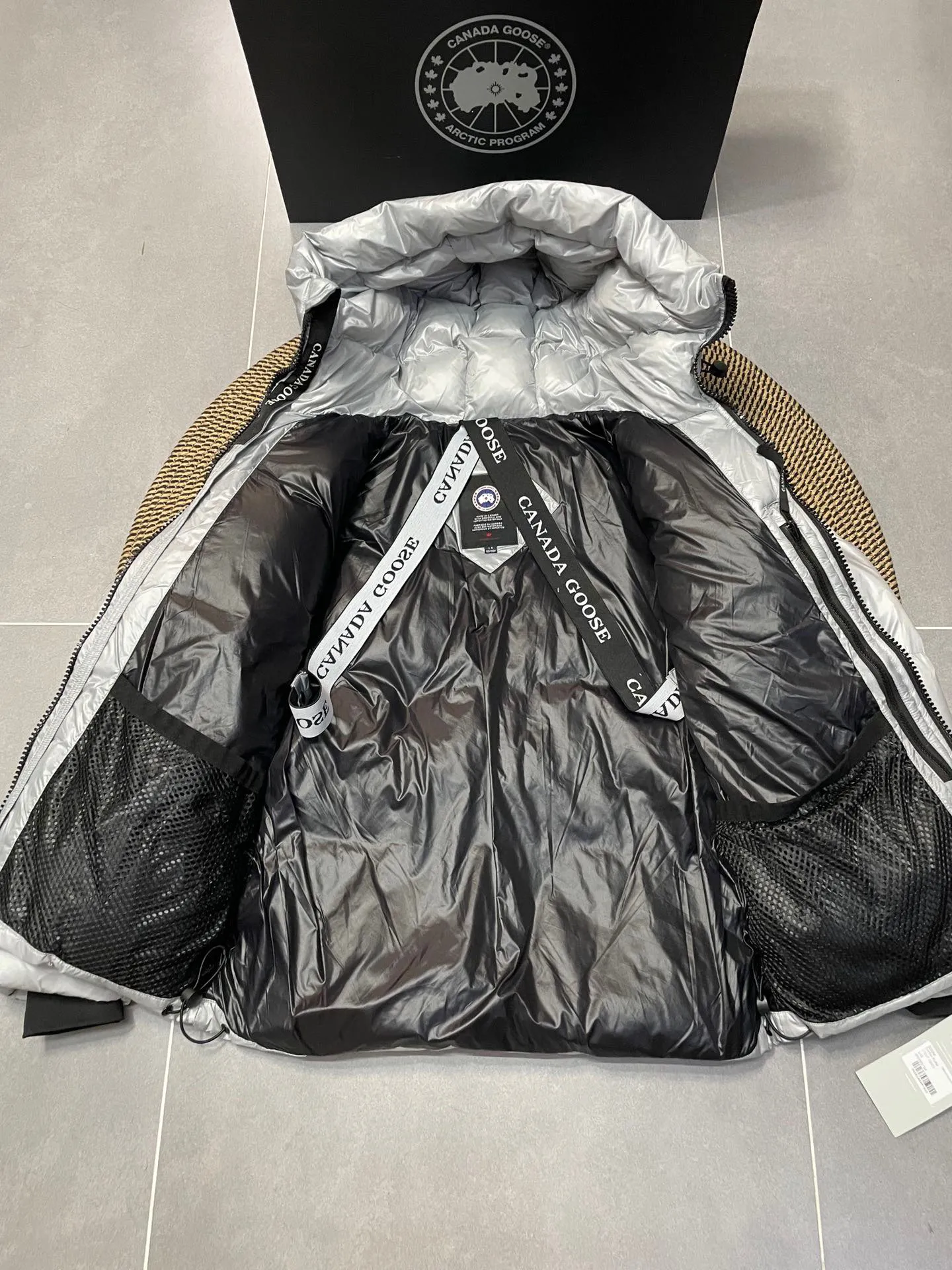 P780 Gray Red Label Top Version 𝘾𝘼𝙉𝘼𝘿𝘼 𝙂𝙊𝙊𝙎𝙀/Canada Goose 2023 Limited New Crofton Puff Down Jacket Pure Guangzhou Inspection 95 White Duck Down Filling‼  Top version, ceiling level‼ Crofton soft bread, the latest style in 2023, has a cold protection effect of up to level 4. It is made of recycled Feather-Light tear-resistant fabric. It is ultra-light and has no weight on the upper body at all! The unique black label highlights your temperament‼  Canada Goose, a Canadian brand, has always been recognized as the warmest down jacket. Various Instagram celebrities, Internet celebrities, and celebrities often wear it for street photos. I do Canada Goose every year, but I still can’t get rid of my love for geese. No matter how cold the winter is, there is no need to be afraid, because there are geese! Filled with 80% white duck down, Canada Goose is the legendary warmest down jacket and is known as a must-have for Arctic outdoor sports! The most popular down jacket in the world, celebrities are rushing to buy it, it is a must-have! Same style for men and women Size: S-XXL